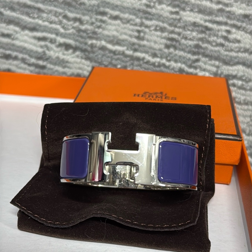 Large silver Hermes Clic Clac H bracelet in “violet”.